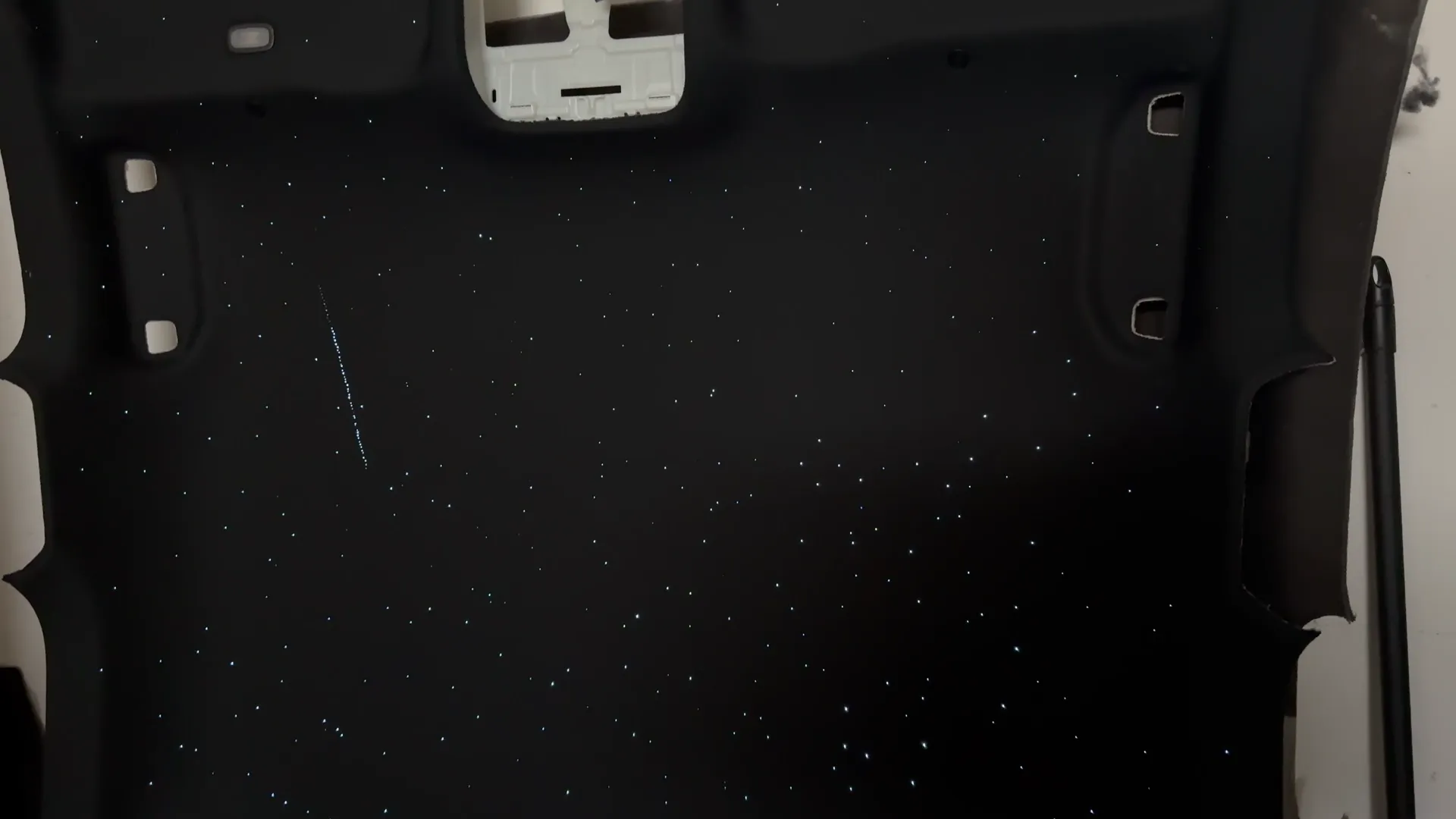 Instalace hvězdného stropu z optických vláken v průběhu