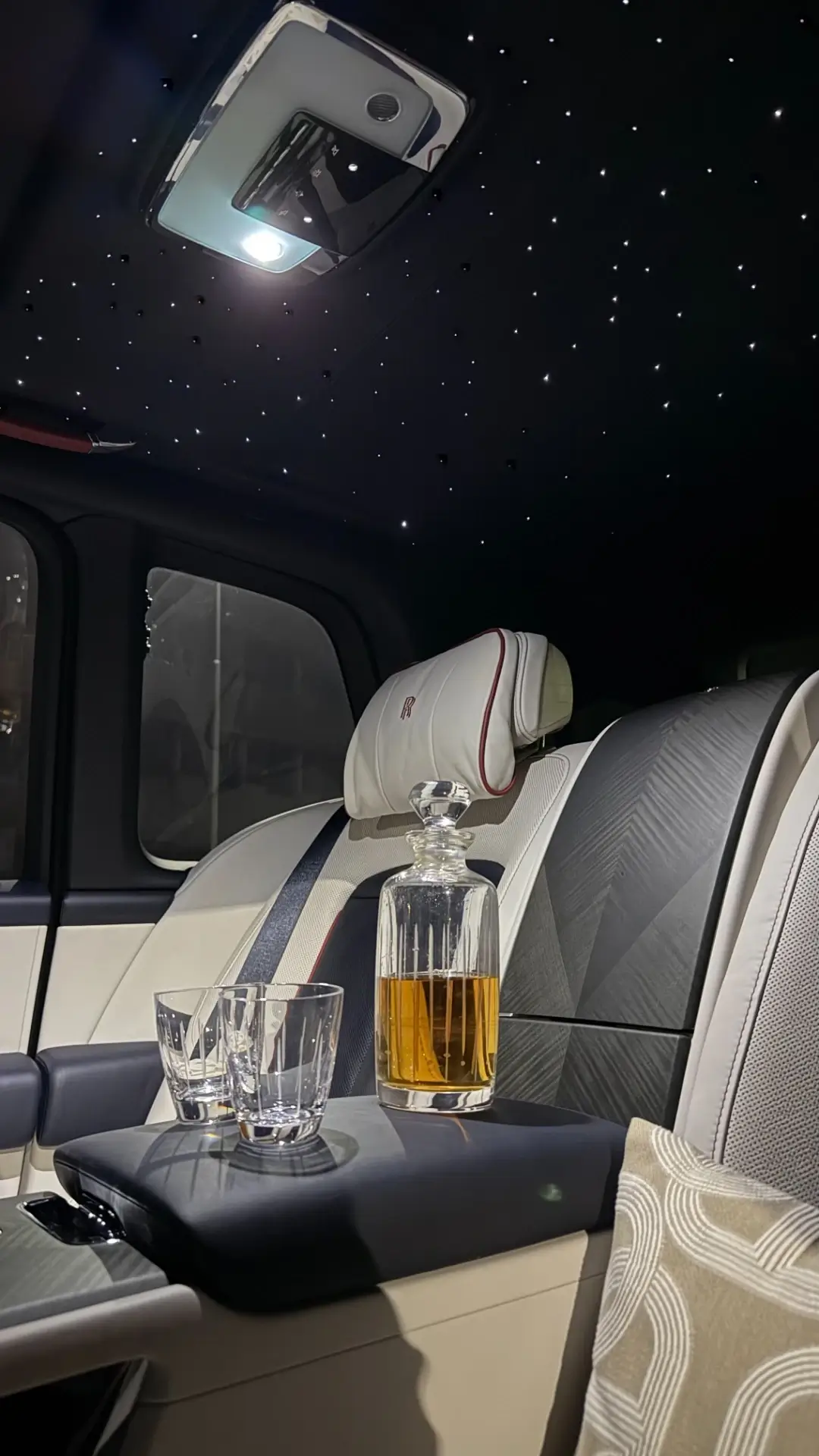 Rolls Royce Cullinan - jednobarevné nebe – foto 2