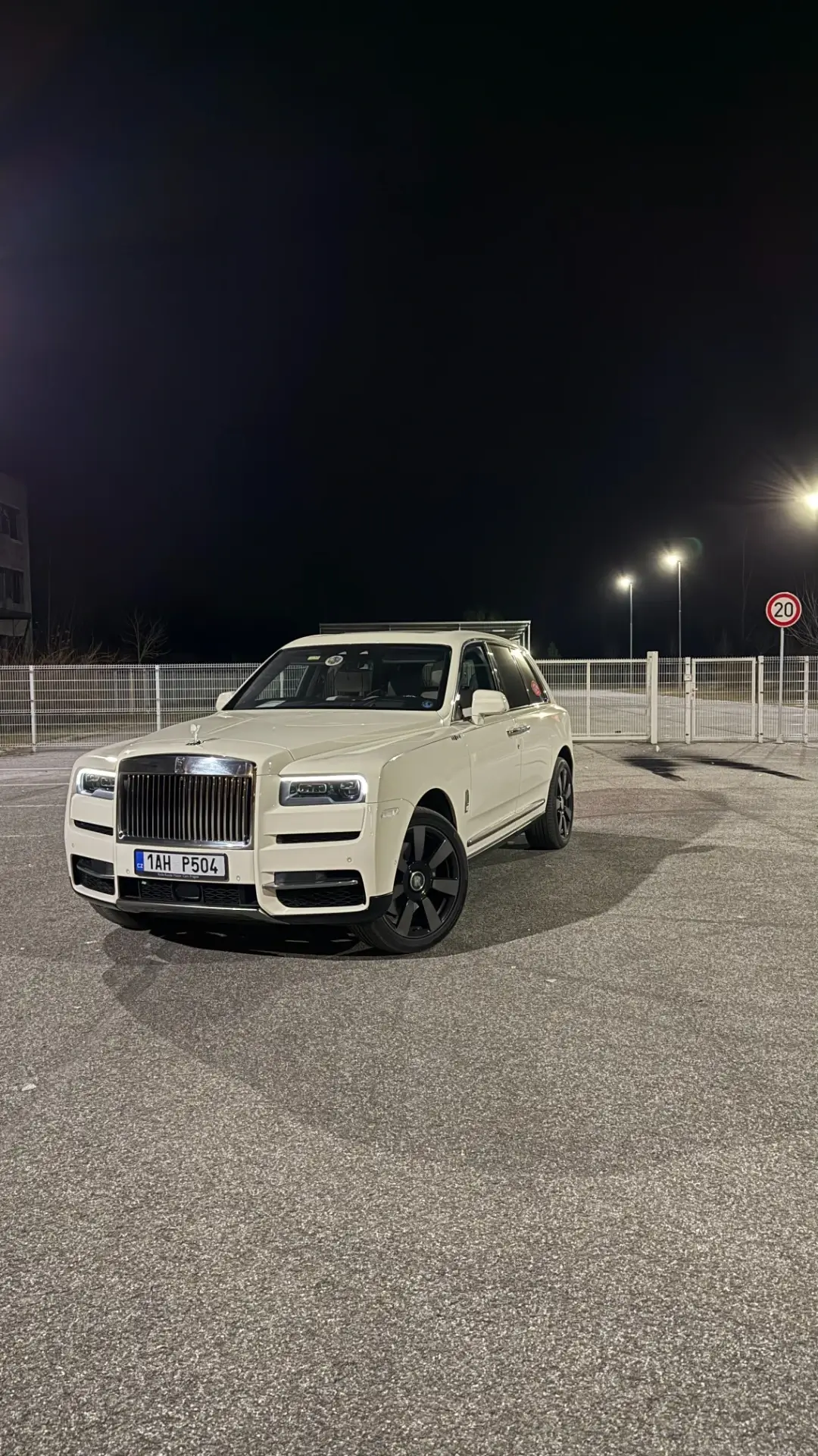 Rolls Royce Cullinan - jednobarevné nebe – foto 1