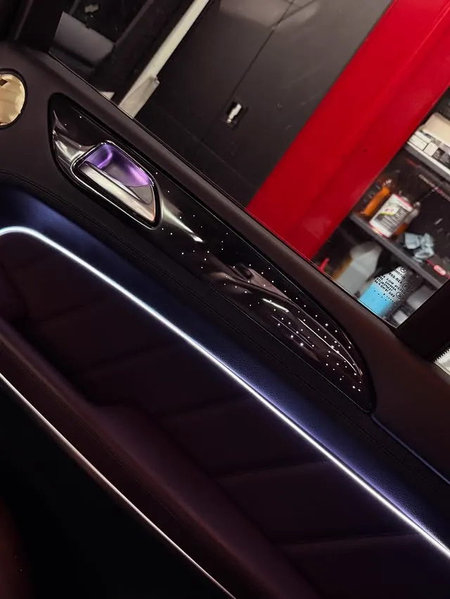Ambientní osvětlení interiéru automobilu