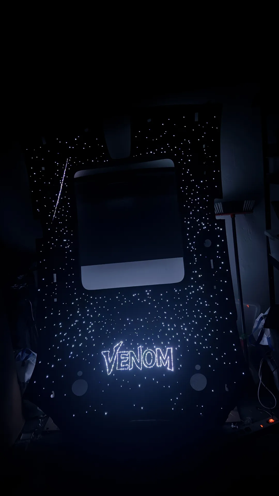 Logo a padající hvězdy ve hvězdném stropě – v průběhu instalace